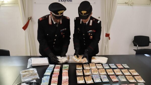 Armi, droga e soldi, blitz dei carabinieri a Trapani, sei le persone arrestate