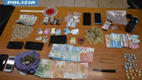 Gambiano sorpreso dalla polizia con centinaia di dosi di crack pronta per lo smercio