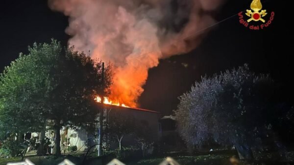 Panico ieri sera a Pollina per un incendio