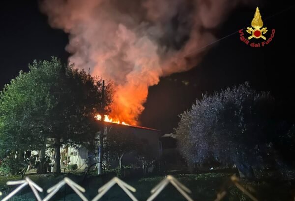 Panico ieri sera a Pollina per un incendio