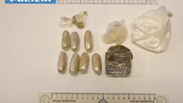 Aveva un centinaio di dosi di cocaina e crack, donna in manette a Mazara