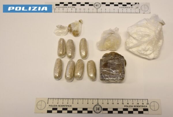 Aveva un centinaio di dosi di cocaina e crack, donna in manette a Mazara