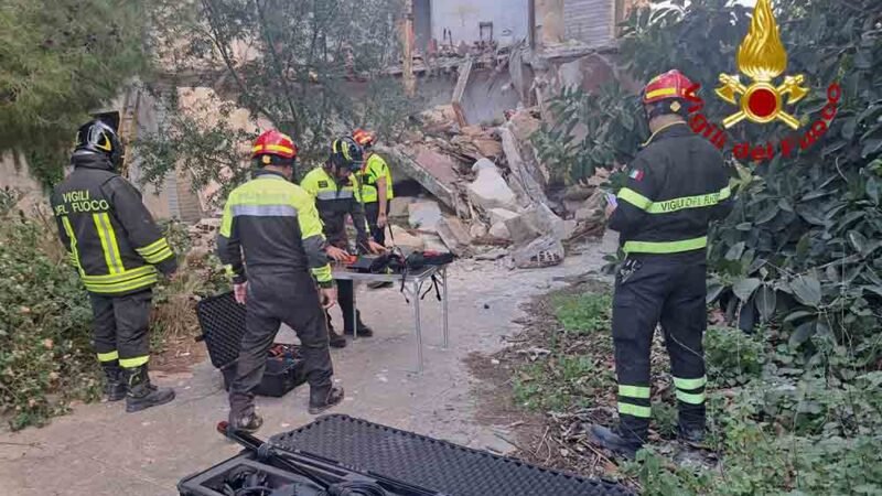 Carini, cede un edificio di due piani per fortuna disabitato