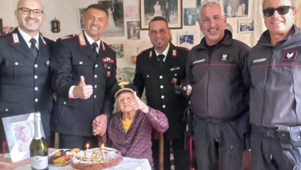 I carabinieri di Favignana festeggiano i 103 di Zia Rosina