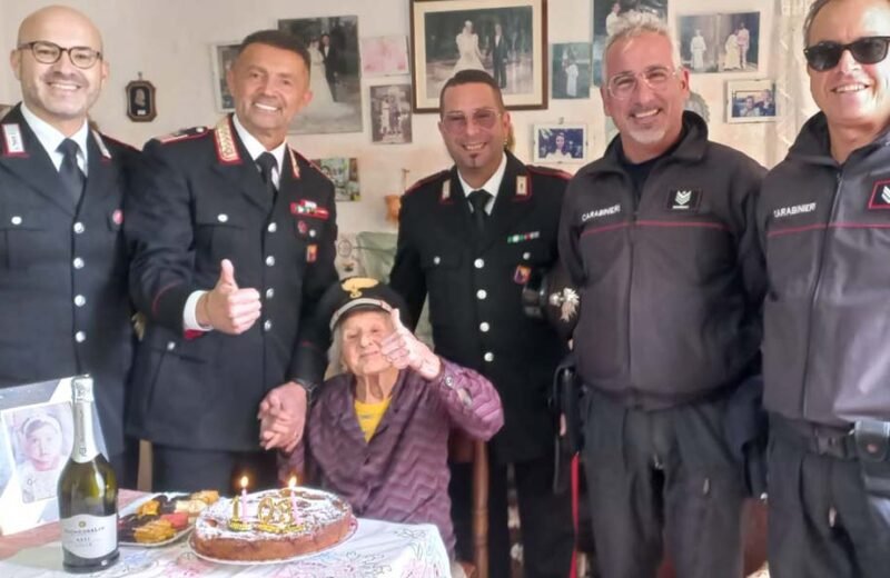 I carabinieri di Favignana festeggiano i 103 di Zia Rosina