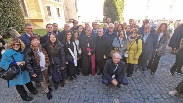 Una delegazione di marinai e armatori mazaresi ieri in udienza dal Santo Padre