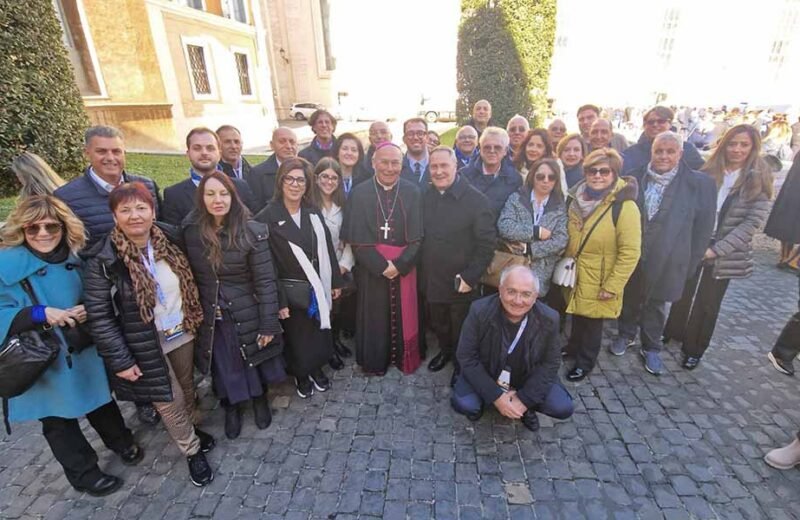 Una delegazione di marinai e armatori mazaresi ieri in udienza dal Santo Padre