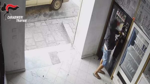 Alcamo. Incastrato dai tatuaggi il ladro seriale che rubava i distributori automatici [VIDEO]