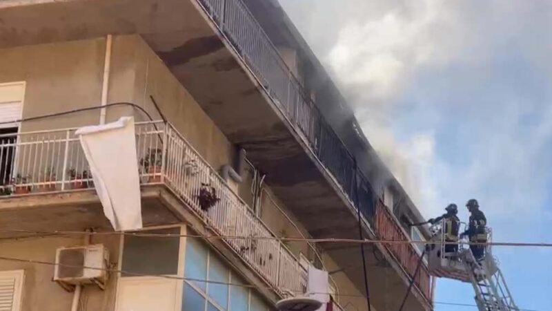 Panico stamane a Favara per un incendio in una mansarda