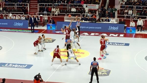 Gli squali vincono, ma faticano contro l’avversaria