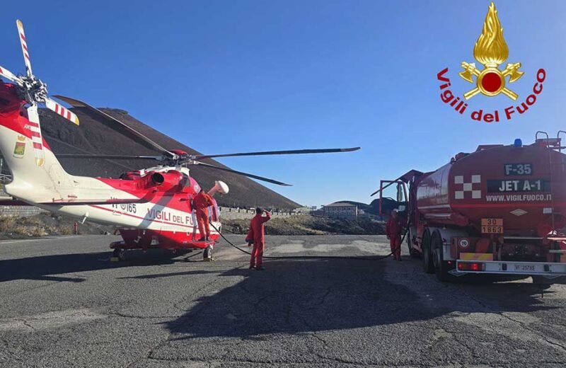 I vigili del fuoco trasportano materiale tecnico e personale dell’INGV sull’Etna [VIDEO]