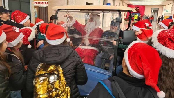 Natale alla stazione centrale di Palermo, 40 bambini decorano l’albero della Polizia