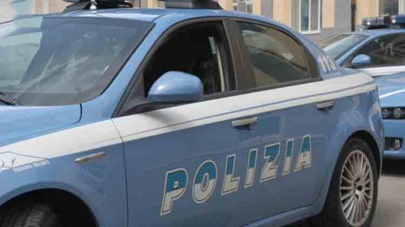 “Sei la mia schiava” e dà calci in testa alla moglie, arrestato