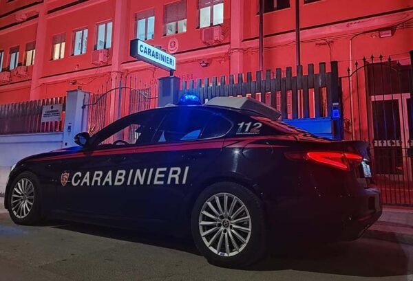 Litiga con la compagna e l’aggredisce, due giovani chiamano i carabinieri