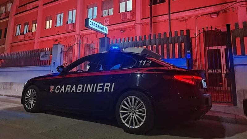 Litiga con la compagna e l’aggredisce, due giovani chiamano i carabinieri