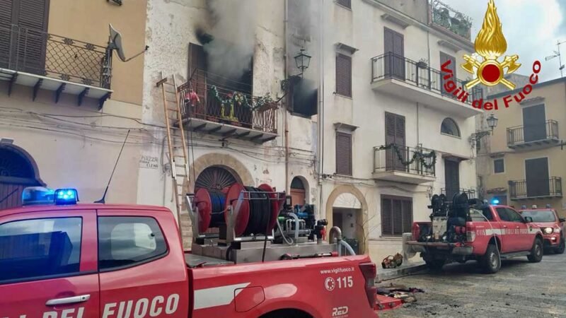 Incendio in una abitazione a Montelepre soccorso dai sanitari uno degli occupanti