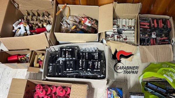 Trapani. I carabinieri sequestrano 1300 fuochi di artificio illegali e artigianali, in manette un 27enne [VIDEO]