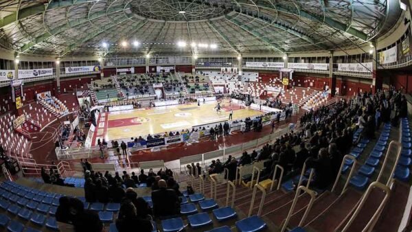 Adesso pensiamo alla festa, poi si tornerà al tavolo