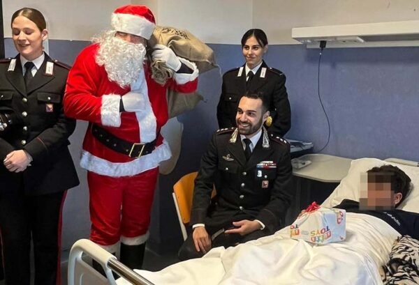 Il Natale in corsia dei carabinieri per portare doni ai piccoli pazienti