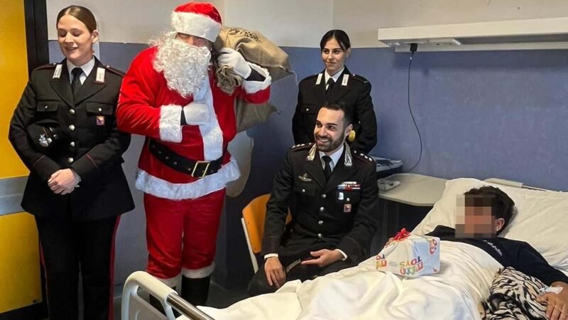 Il Natale in corsia dei carabinieri per portare doni ai piccoli pazienti