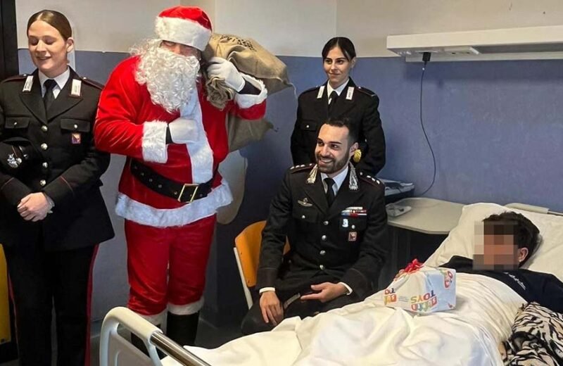 Il Natale in corsia dei carabinieri per portare doni ai piccoli pazienti