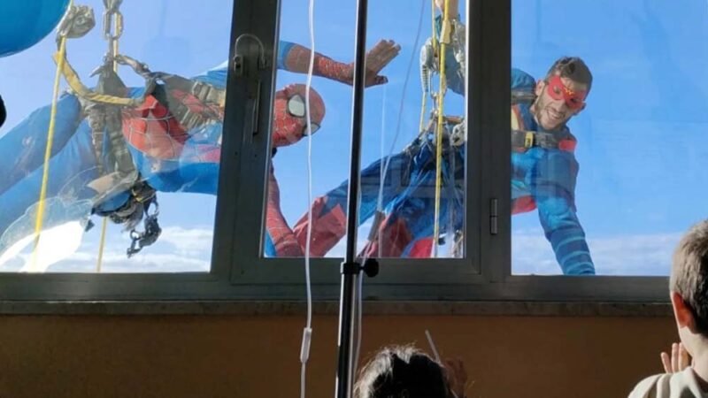 Il Natale in pediatria all’ospedale Sant’Antonio Abate con i supereroi