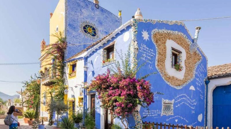 Borgo Parrini, il borgo più piccolo d’Italia a 67 Km da Trapani: omaggio a Gaudì e gioiello di colori [Video]