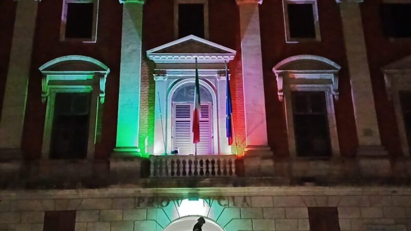 Il Palazzo del Governo illuminato dal tricolore