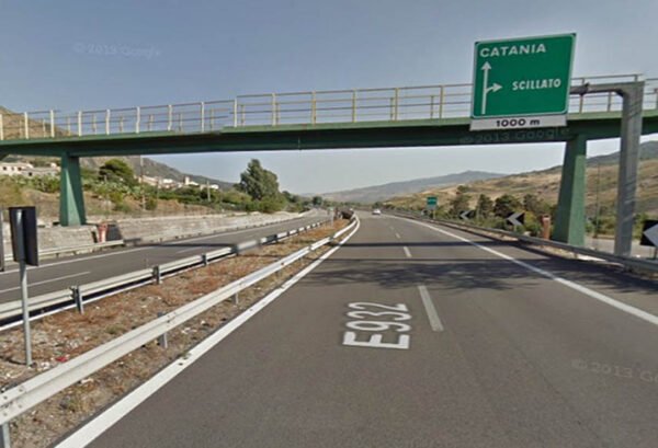 Panico sull’A19 Palermo Catania, bloccato automobilista che guida in retromarcia