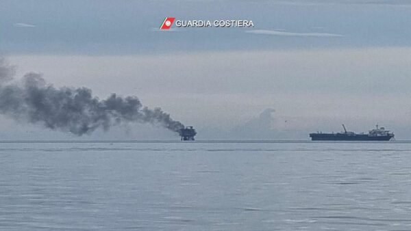 Incendio su piattaforma petrolifera, salve 26 persone, a lavoro la Guardia Costiera