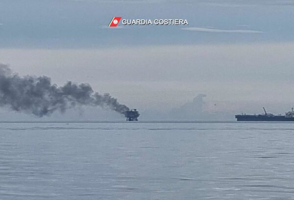 Incendio su piattaforma petrolifera, salve 26 persone, a lavoro la Guardia Costiera