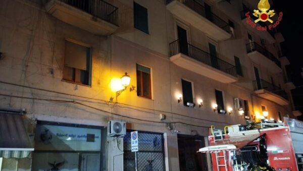 A fuoco un appartamento a Palermo, illesi gli occupanti