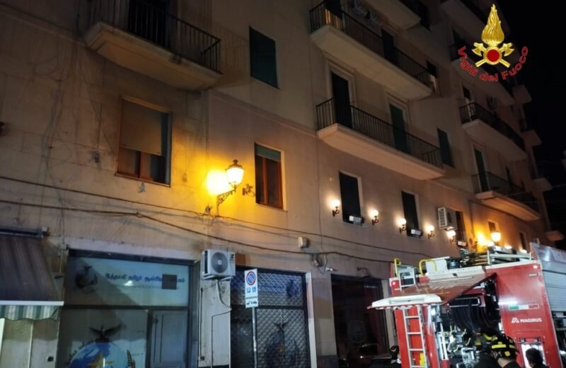 A fuoco un appartamento a Palermo, illesi gli occupanti