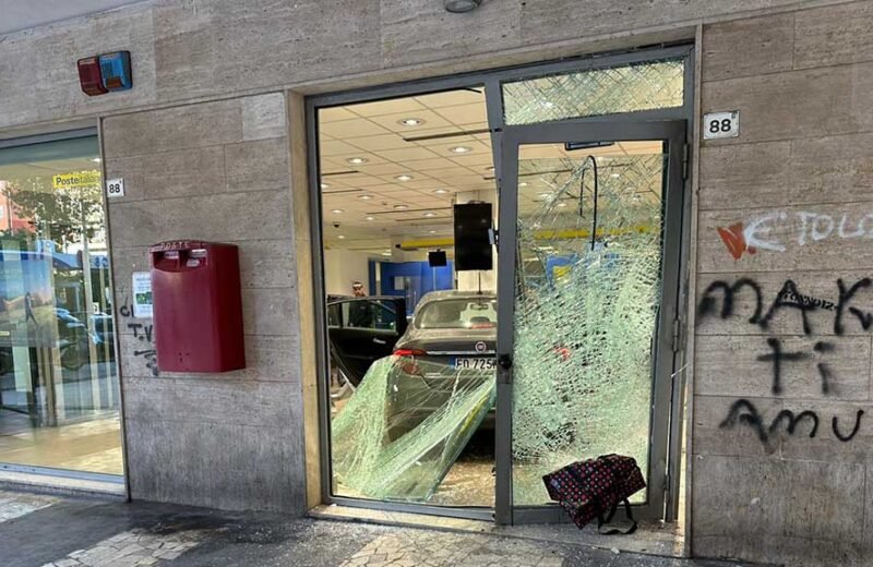 Palermo: in tre rapinano un ufficio postale sfondando con un’auto la vetrina d’ingresso