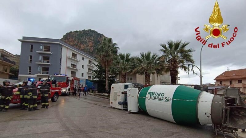 Partinico. Si ribalta betoniera, intervengono i vigili del fuoco