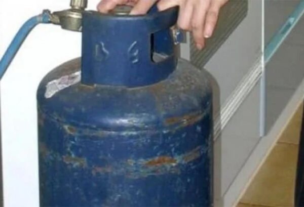 Petrosino. Avverte un forte odore di gas e butta fuori casa la bombola