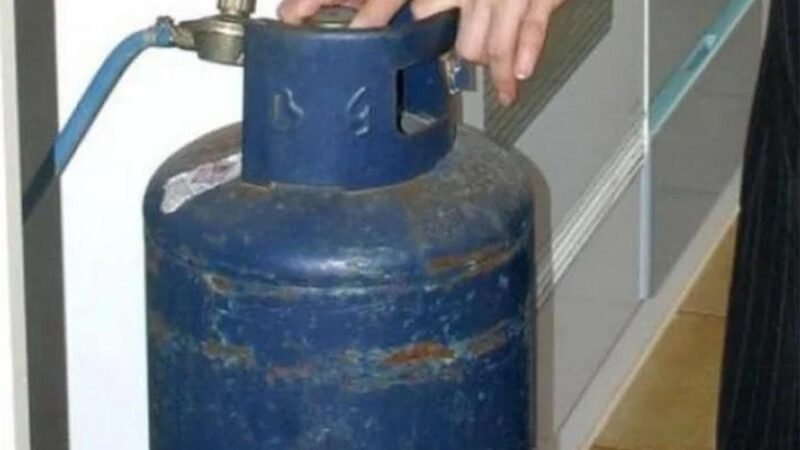 Petrosino. Avverte un forte odore di gas e butta fuori casa la bombola