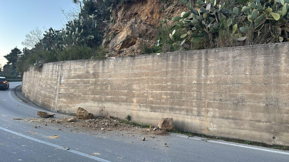 cade un masso in strada chiusa la ss113 a calatafimi