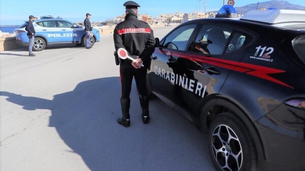 Ruba un ciclomotore e fugge, inseguito e bloccato da carabinieri e polizia