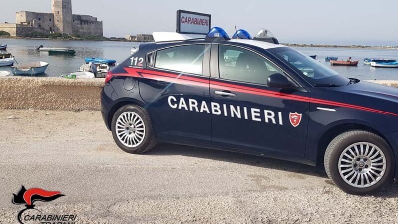 Vede i carabinieri e butta la droga in mare, arrestato