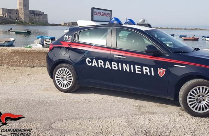 Vede i carabinieri e butta la droga in mare, arrestato