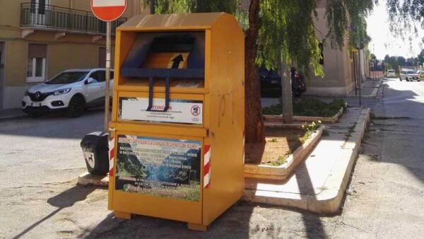 Installati contenitori per il ritiro di abiti usati