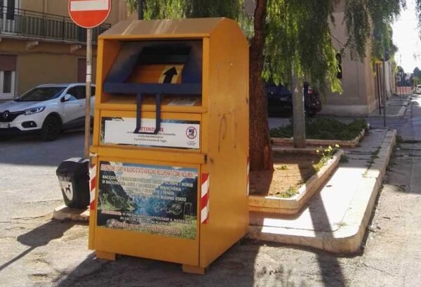 Installati contenitori per il ritiro di abiti usati