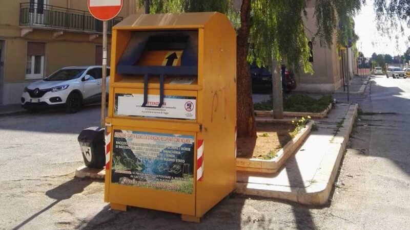 Installati contenitori per il ritiro di abiti usati