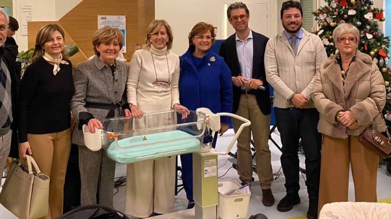 Le crocerossine consegnano una culla neonatale all’ospedale Sant’Antonio Abate