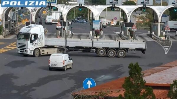 Guida il camion con patente ritirata in autostrada, fermato dopo un inseguimento dalla Stradale [VIDEO]