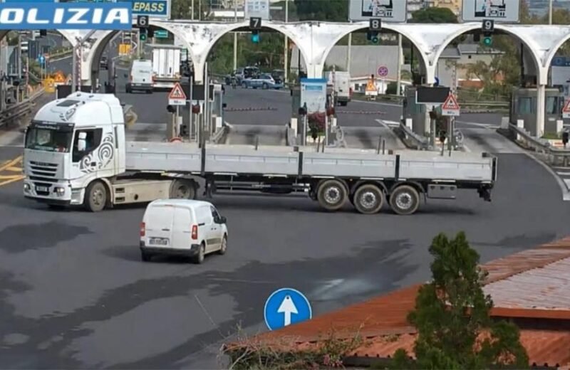 Guida il camion con patente ritirata in autostrada, fermato dopo un inseguimento dalla Stradale [VIDEO]