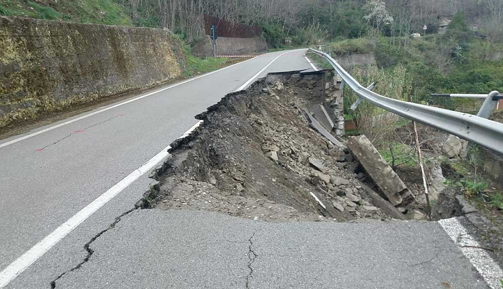 Messina frana sulla statale 185 “Di Sella Mandrazzi”, traffico deviato