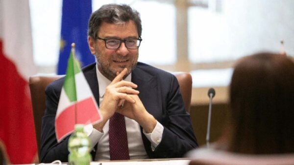 MPS-Mediobanca: Giorgetti Benedice l’OPS e Sottolinea il Successo del Management