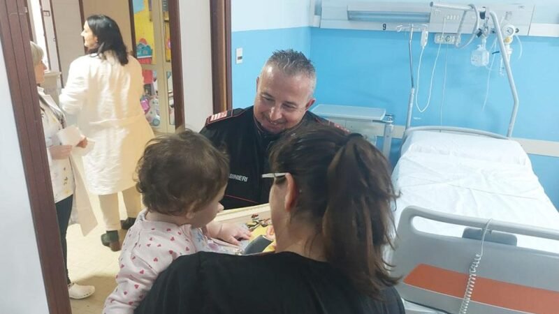 I carabinieri di Trapani visitano il reparto di pediatria del Sant’Antonio